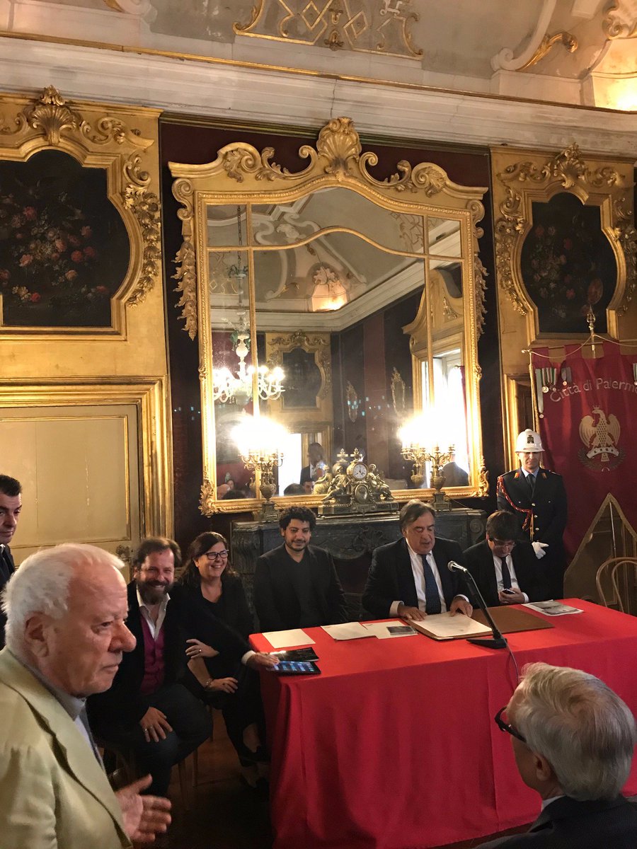FondazioneMerz's tweet photo. #WaelShawky riceve #cittadinanza onoraria della città di #PALERMO #HonoraryCitizenship dal sindaco #LeolucaOrlando #Mayor #MerzPrize https://t.co/2MWG8cMWpC