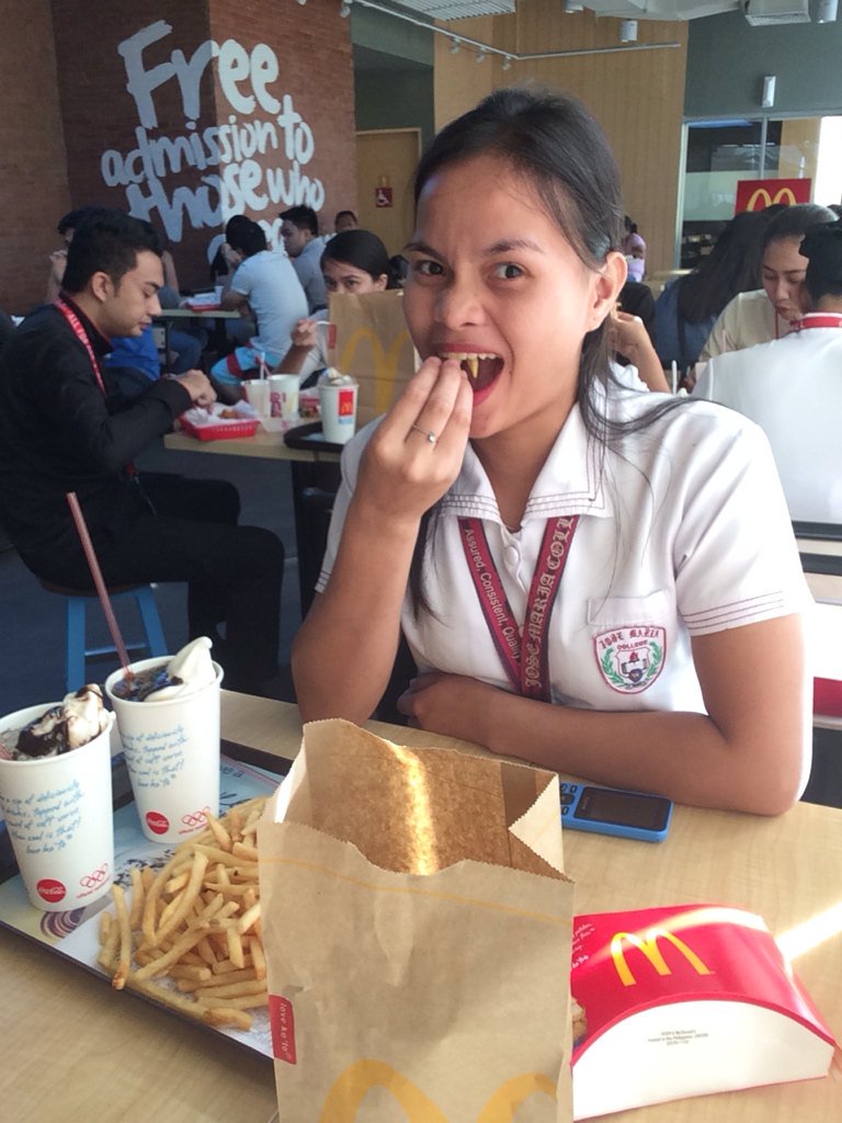 Mhariabhert's tweet photo. fries is layp. 😁😂😇😘 @arcamojoyce https://t.co/j0IOtrl789