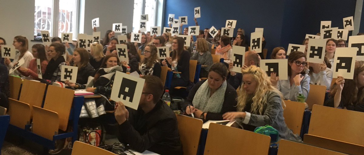 's tweet image. Pour lancer le débat sur #uneideefolle , @CWatthez utilise @plickers avec les étudiants