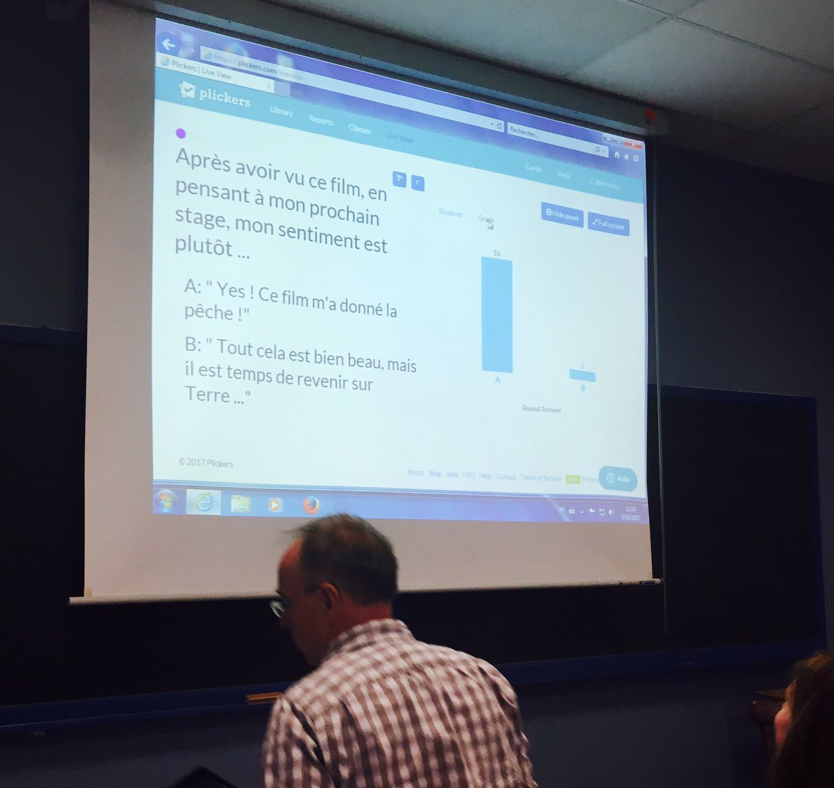 's tweet image. Pour lancer le débat sur #uneideefolle , @CWatthez utilise @plickers avec les étudiants