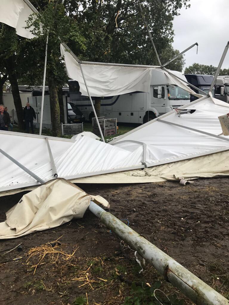 horsesnl's tweet photo. Nieuws -  Herfststorm richt enorme ravage aan op CSI Salland https://t.co/lq8c3kOkOX https://t.co/VOLQU8xpDr