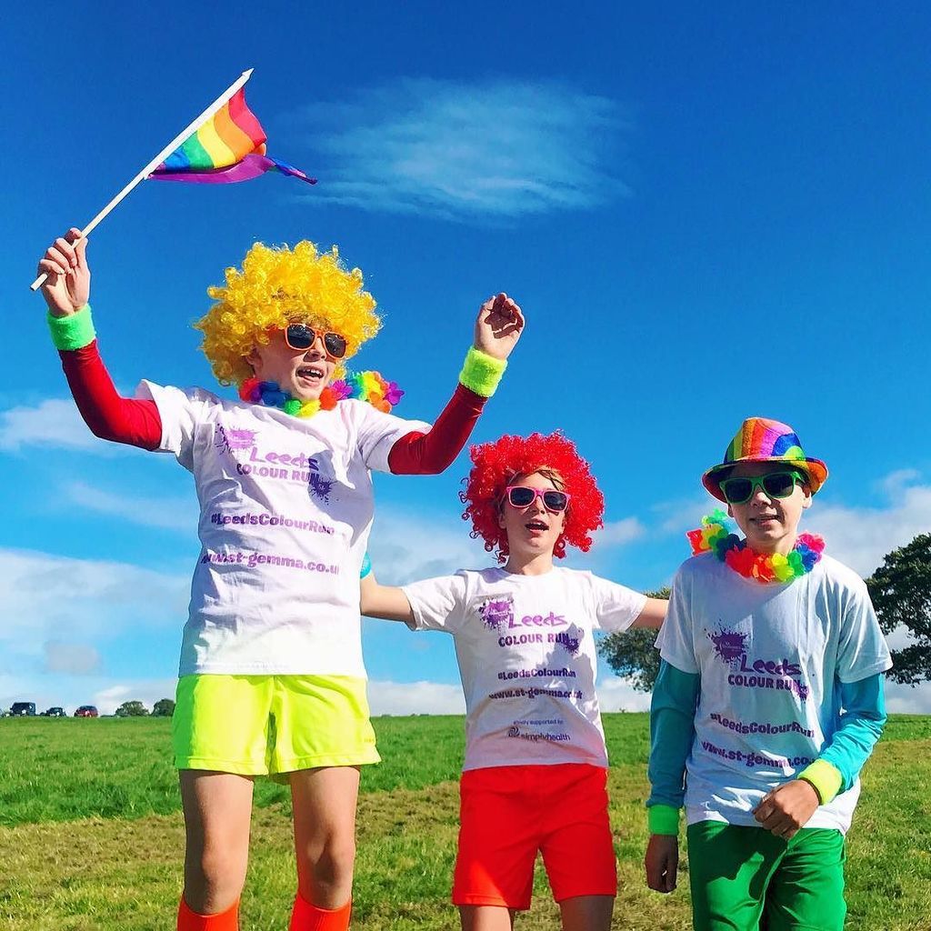 sunflowerof21's tweet photo. We enjoyed another @stgemmashospice #LeedsColourRun at @HarewoodHouse #shotoniphone #Hipstamatic https://t.co/dH4lyjCJ1q https://t.co/znzPZamvbs