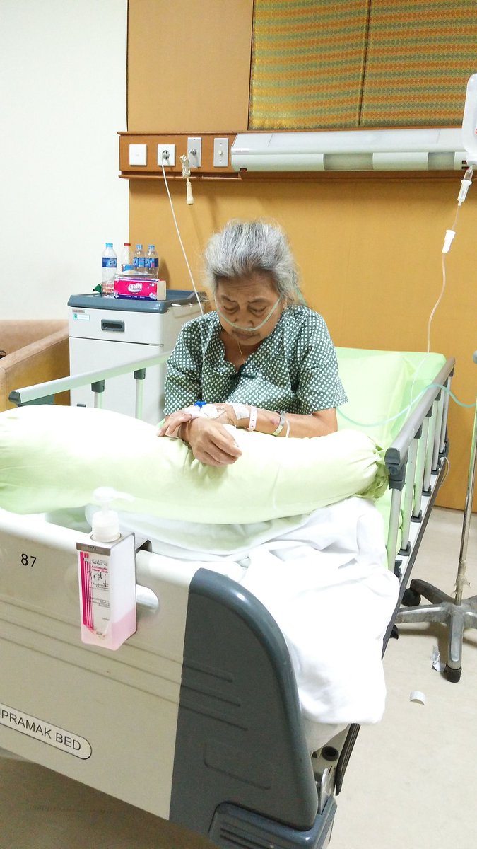 RuniRiziq's tweet photo. Ya allah berikan yg terbaik bt ibu hamba......sama2 sakit kita ma.....yg kuat ya mama......😗🙊 https://t.co/MZoo5K6LwD