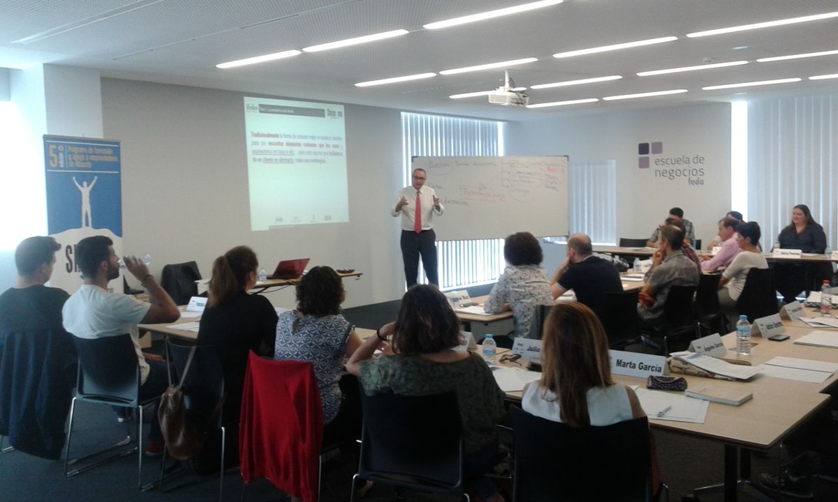 EmpresariosFEDA's tweet photo. Los seleccionados en #ProyectoSherpa iniciaron su formación con José Vizcaíno en un taller sobre el uso y aplicación de la técnica Canvas. https://t.co/E8fjSjmCDf