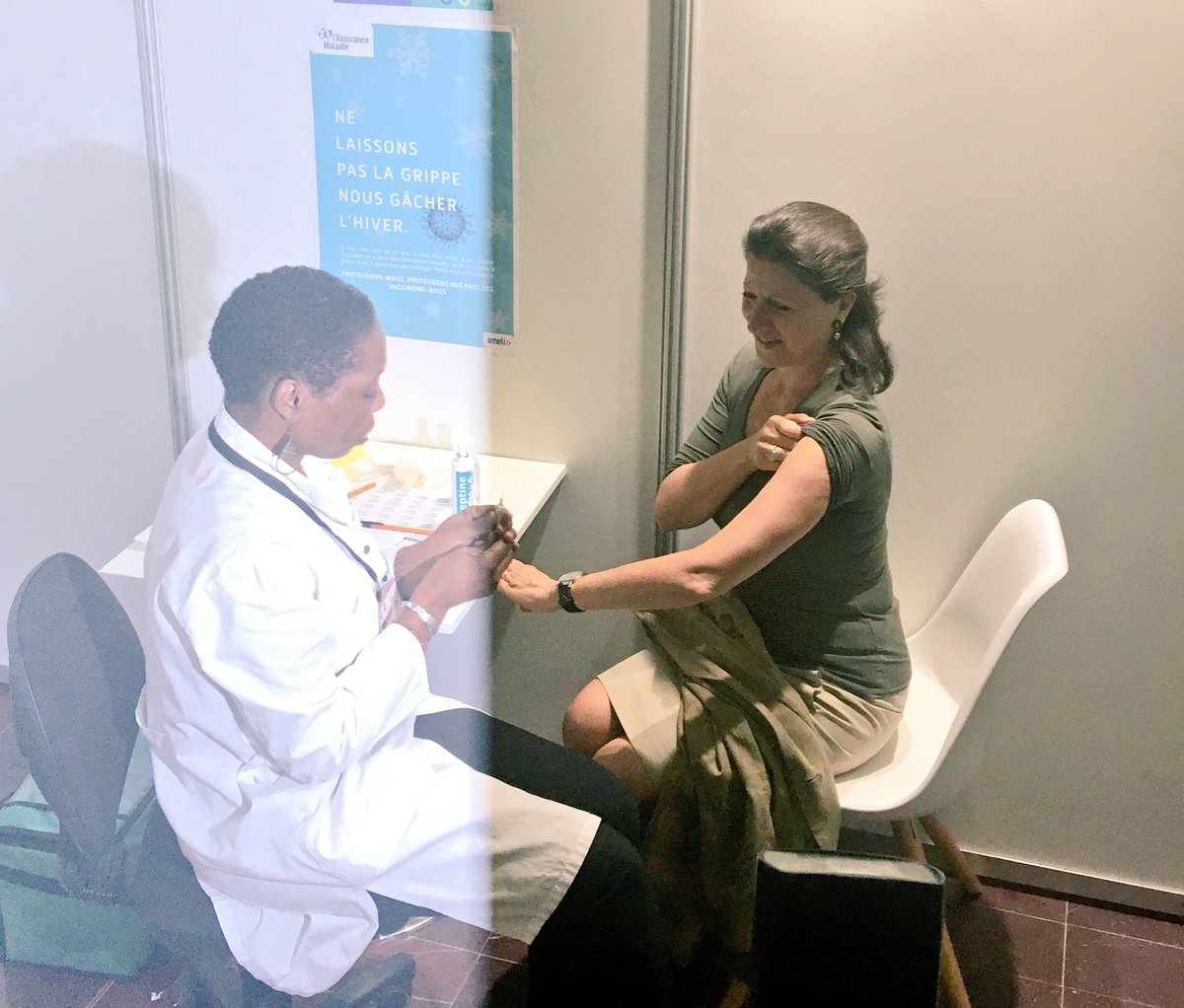 EntBichat's tweet photo. La Ministre @MinSoliSante @agnesbuzyn inaugure le kiosque de #vaccination en se faisant vacciner contre la #grippe #EDB2017 https://t.co/oS2TNf04Fa