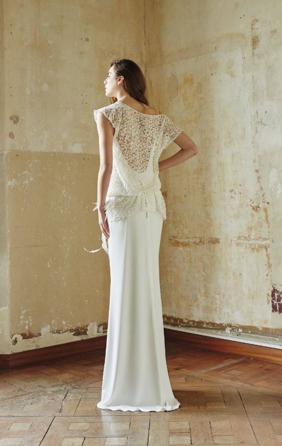 raimonbundo's tweet photo. Las plumas son las protagonistas del modelo BIBLOS añadiéndole un aire bohemio al diseño https://t.co/6Hp1D0h4o6 #raimonbundo #weddingdress https://t.co/s68NtqaMpP