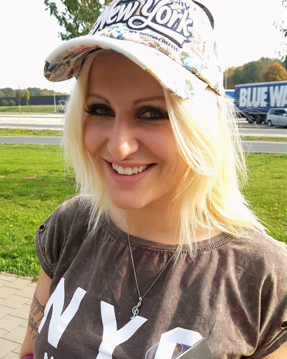 JenniferBredow's tweet photo. Heute poste ich einfach ein Regen Konterbild mit Sonnenschein. Sonne scheint auch im Herzen! 😄💗🌞 https://t.co/dPm7AUQFNs