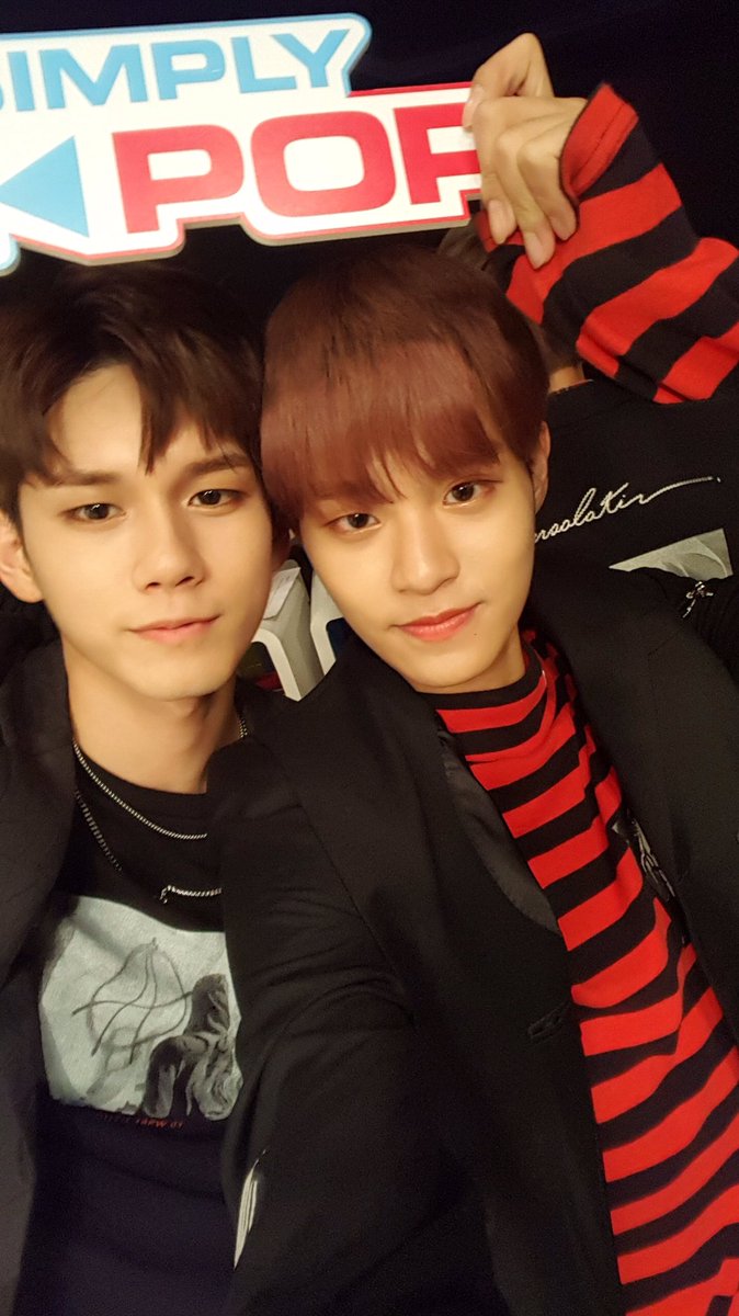 _Simplykpop's tweet photo. #심플리케이팝 의 추석셀카선물! 워너원 #WANNAONE #대휘 #성우⭐️ 얘두라 보고싶구나...맛난 거 먹고있니😭😭 혹시 심심하면 내일 오후 1시! 추석특집 #SimplyKpop 심플리미니밋 하이라이트 방송하니까 한 번 봐봐...재밌을거야😊😊 https://t.co/hHVc7g4aVA