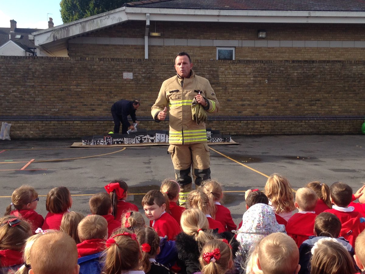 Castell_Nedd's tweet photo. Mae Pudding Lane ar dân! @mawwfire https://t.co/dei9J7xTTu