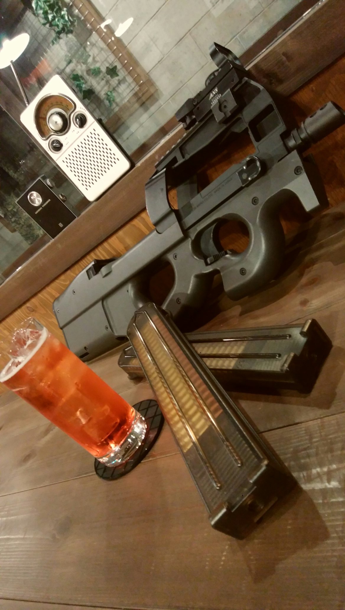 浜松店shooting Bar G Code 本日のカクテルはイタリア生まれのスプモーニ ベースのカンパリもイタリアが故郷らしいですよ 名前の由来もイタリア語で 泡立てる だそうです ガンはp 90 サブマシンガンなので ばら撒くも良し ドットサイトが付いている