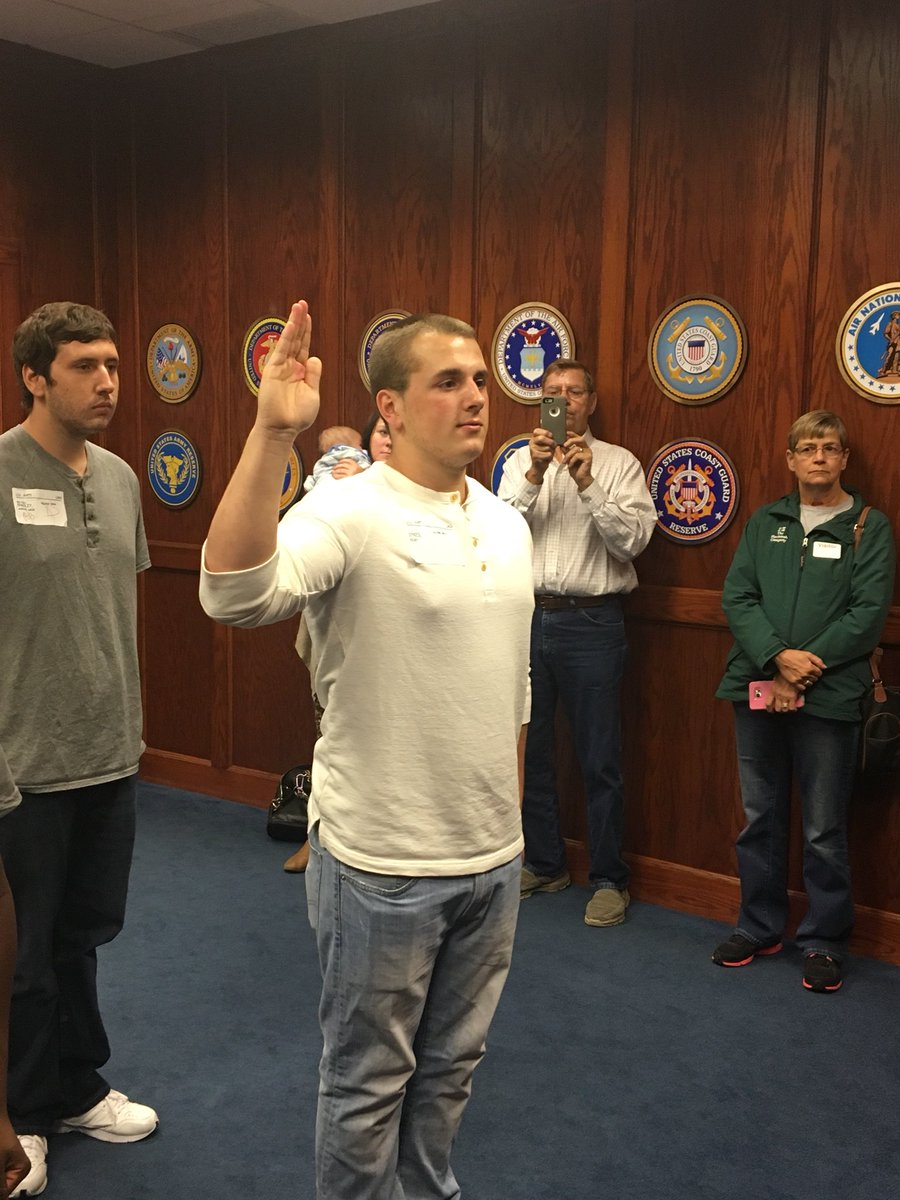 MilitaryMikeUSA's tweet photo. Congrats to Ricky Sykes for joining the #nationalguard last week. He is a junior @HamiltonLocalSD and goes to #basictraining next summer 👍🏻 https://t.co/7hi09OVoW5
