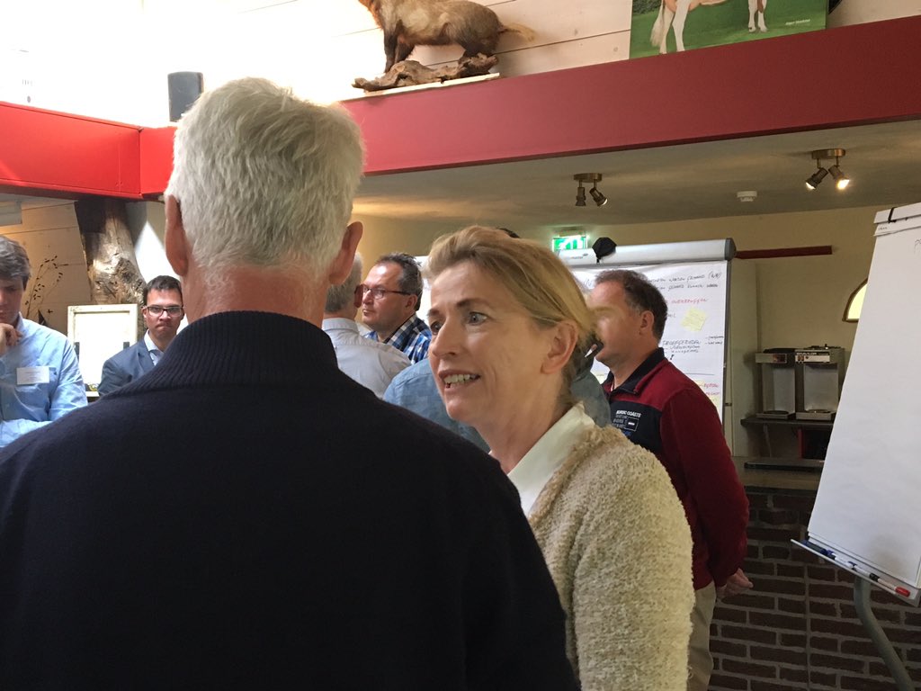 InfoLumbricus's tweet photo. Bijna klaar! Na de lunch naar buiten: lopen in het beekdal van de Raam + langs bij een boer uit de omgeving en de net gegraven profielkuil https://t.co/IAEAGooNaA