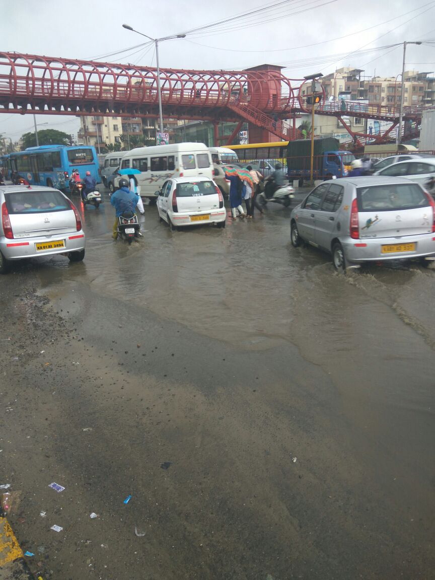 halairporttrfps's tweet photo. @AddlCPTraffic @DCPTrEastBCP Traffic on ORR from Marathally towards Bellandur is very slow due to water logging at Eco space. https://t.co/5ETAYpKh3h