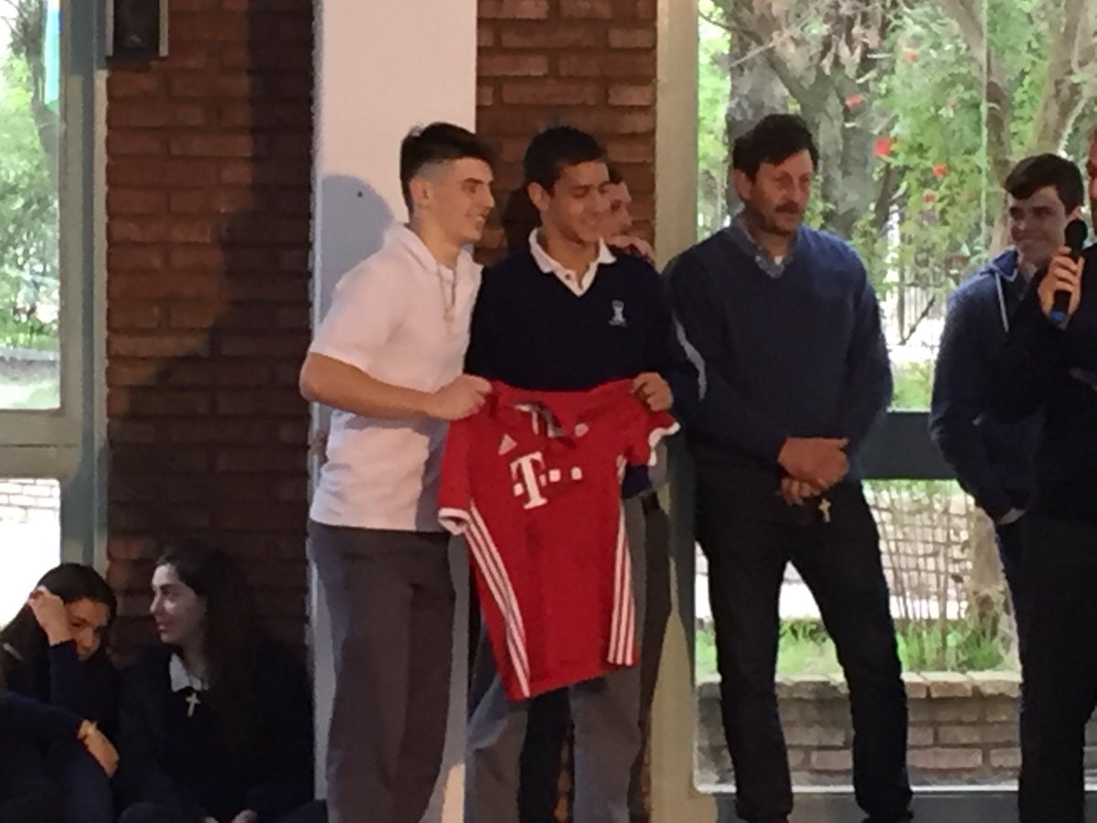 CSJPergamino's tweet photo. Sorteo de la camiseta del Bayern Munich https://t.co/ILY0zpIuVy