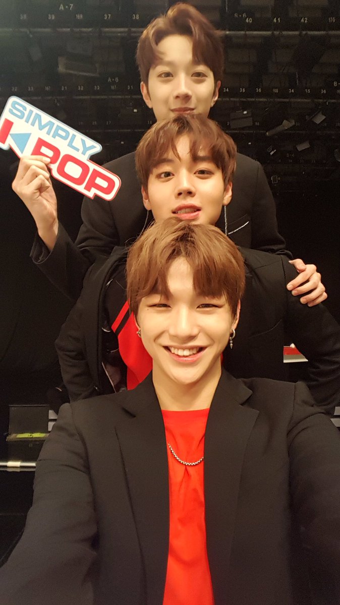 _Simplykpop's tweet photo. 전 멤버가 찍지 못해서😢😢올릴까말까 고민했던 #워너원 셀카😭😭 #심플리케이팝 추석선물 #WANNAONE 셀카는 여기까지...⭐️ 멍뭉미 넘치는 #다니엘 #관린 #지훈 이 보시고, 내일 오후 1시 추석특집 #SimplyKpop 도 보러오세요😊😊❤️💛 https://t.co/wKF0xSmsZR