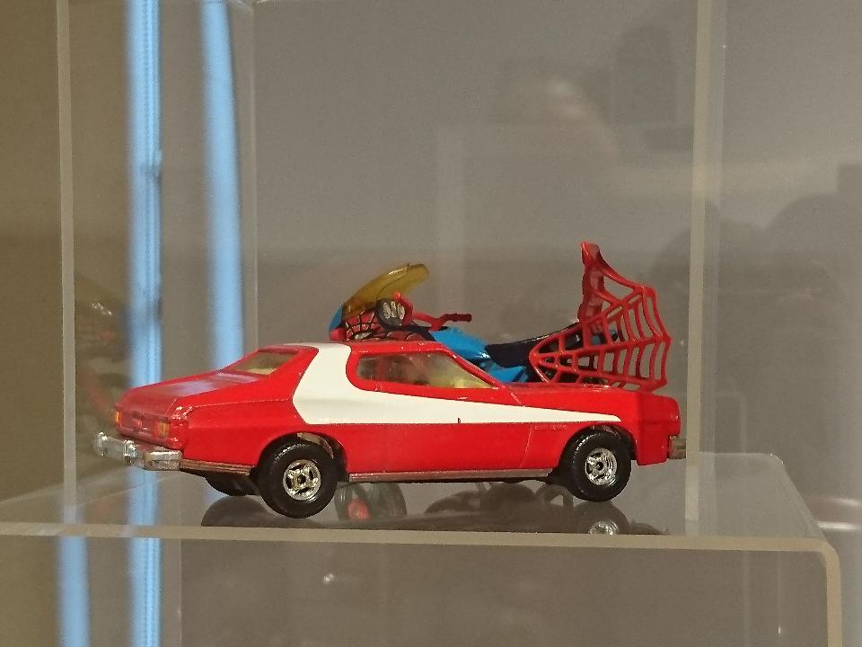 EdinCulture's tweet photo. Last chance to see #EdinburghAlphabet and catch Starsky and Hutch, Fonzie and the Raleigh Chopper #ThrowbackThursday https://t.co/IZQzoQNdnO https://t.co/6EXjK468Pl
