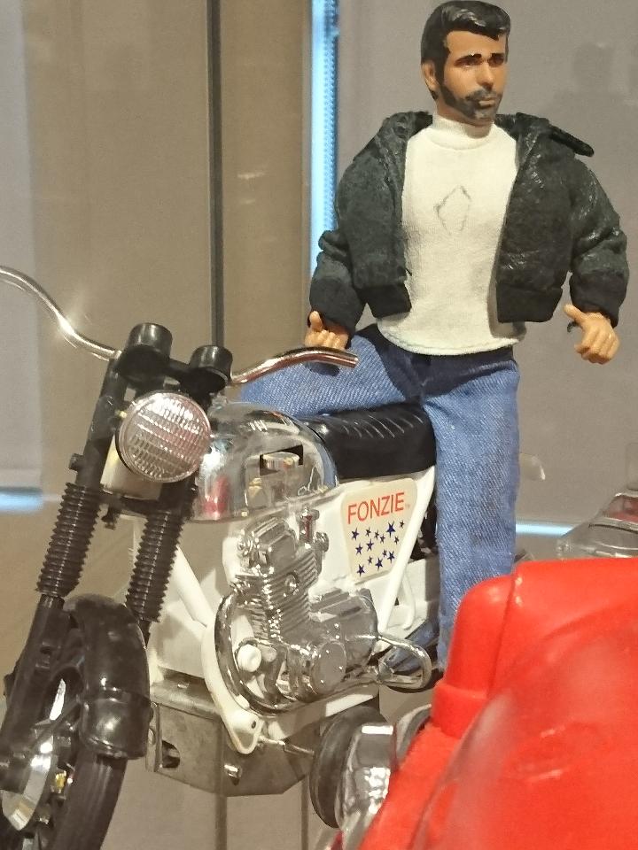 EdinCulture's tweet photo. Last chance to see #EdinburghAlphabet and catch Starsky and Hutch, Fonzie and the Raleigh Chopper #ThrowbackThursday https://t.co/IZQzoQNdnO https://t.co/6EXjK468Pl