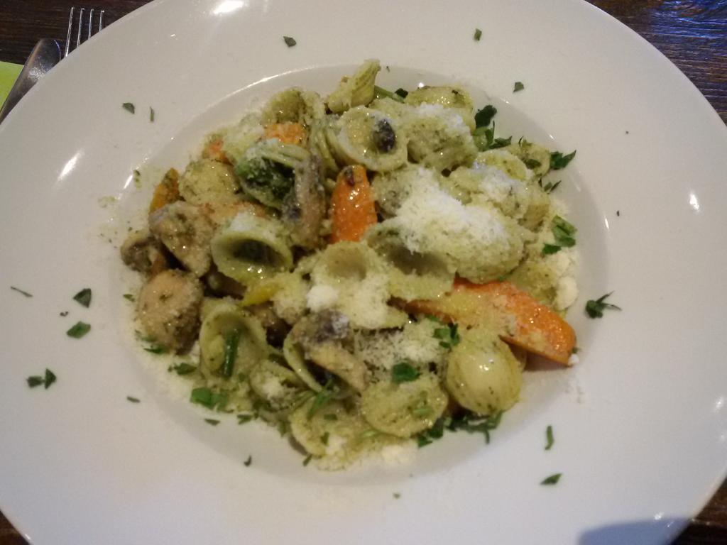 herzenskueche's tweet photo. #Orichette mit Zucchini, Karotten, Pilzen, Frühlingszwiebeln in etwas Butter https://t.co/SNLG3L5PJm Parmesan, Rosmarin, Majoran https://t.co/D6dnQOhQ88