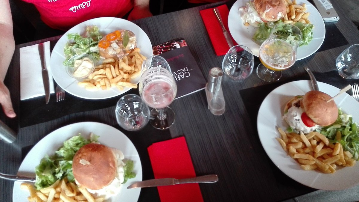 audrey33399181's tweet photo. #JMP17 burger au maroual + potjevleesch bonne appétit sans oublier la bière😉 https://t.co/dVWU4U8pMb