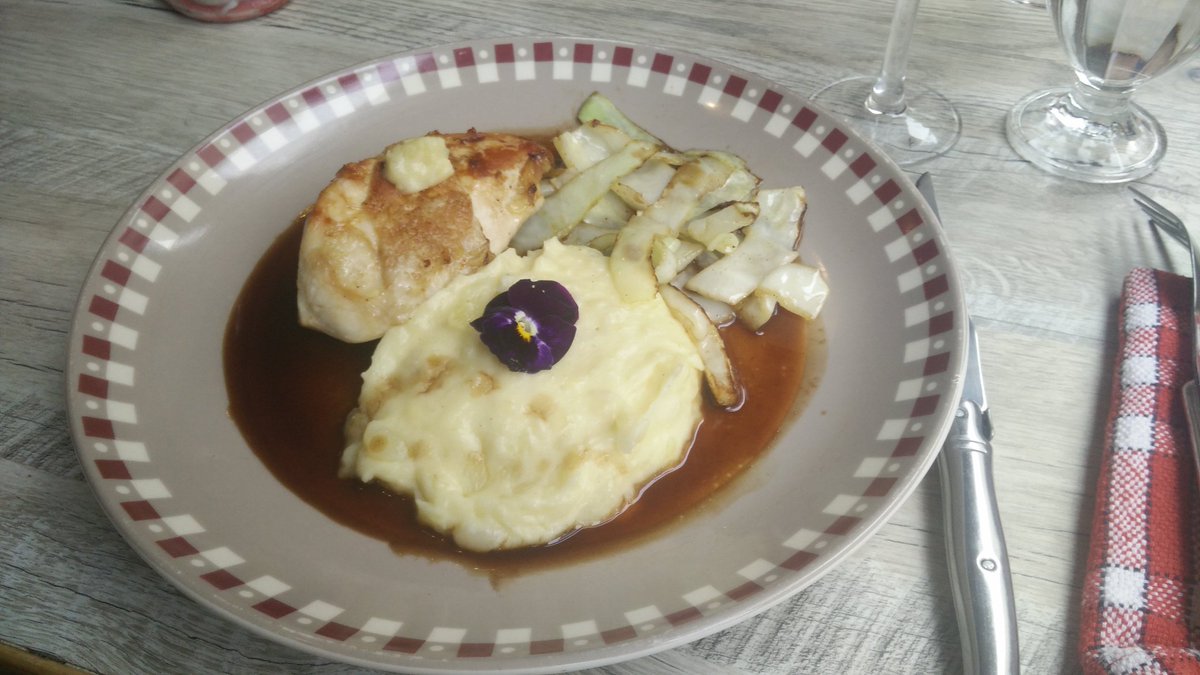 LaTableAngevine's tweet photo. Suprême de volaille sauce bordelaise, écrasé de pomme de terre et chou sauté https://t.co/9WjDaIHLGg