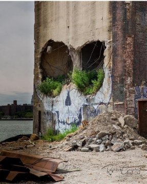 lorablood's tweet photo. .. terk edilmiş bir binanın kırık, dökük yüzü.
#streetart #graffiti #art by #suitswon
(brooklyn, greenpoint) https://t.co/LpWv6pH2eG