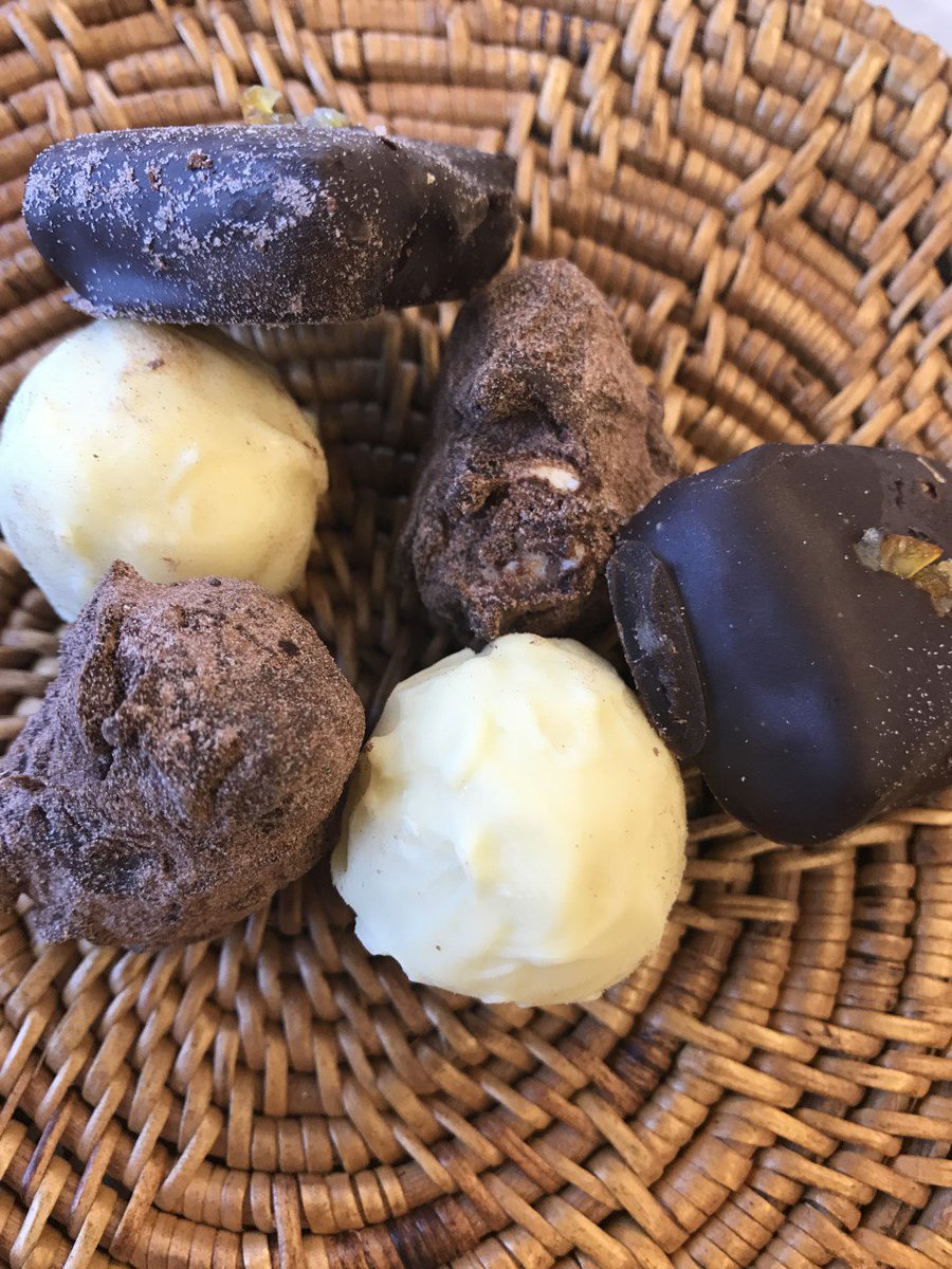 Genieten! Onze medewerkers werden vandaag verwend op de #dagvandeleraar met bonbons gemaakt door onze bakkersstudenten! 🍫 #mbo #chocolade