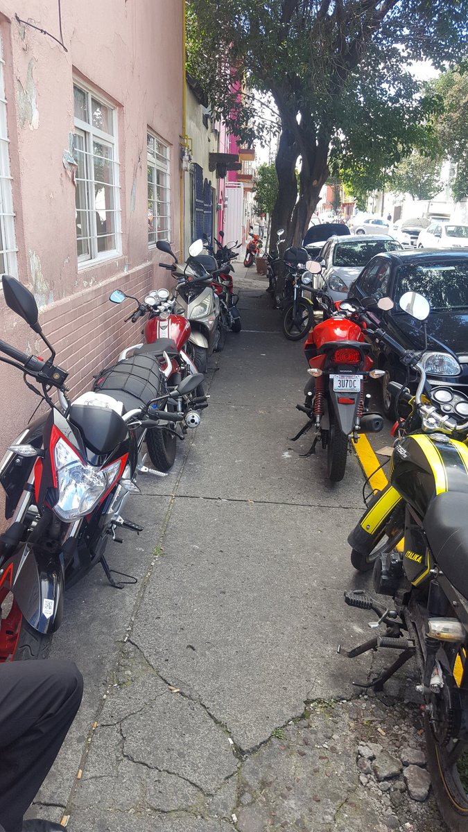 Mira <a href="/C5_CDMX/">C5 CDMX</a> <a href="/UCS_CDMX/">Unidad de Contacto del Secretario CDMX</a> los empleados de #Seguritec tomaron la banqueta como estacionamiento de sus motos.
Heliodoro Valle y Ote 28 VC
GRÚAS