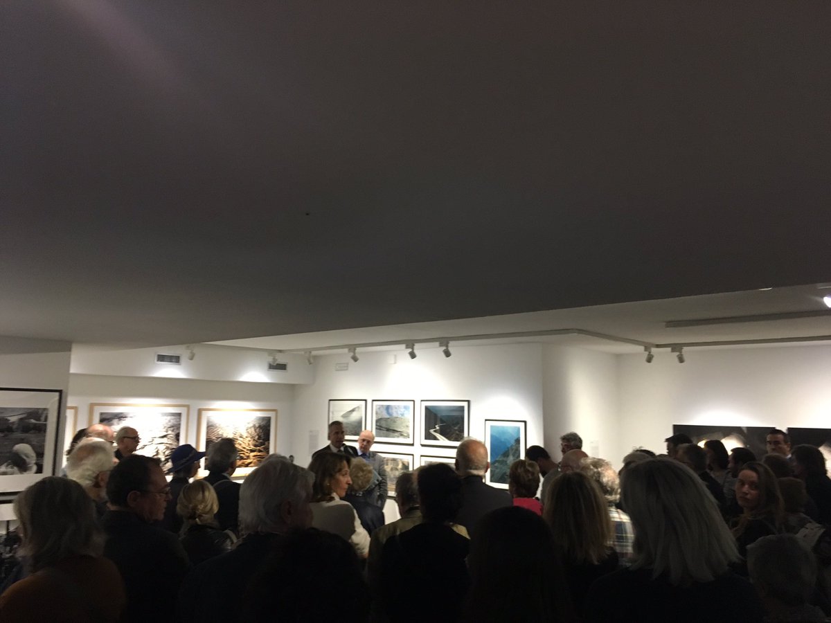 Un grande pubblico al @CmcMilano stasera per la mostra di #francopagetti -Tutti i confini ci attraversano @enricavigan