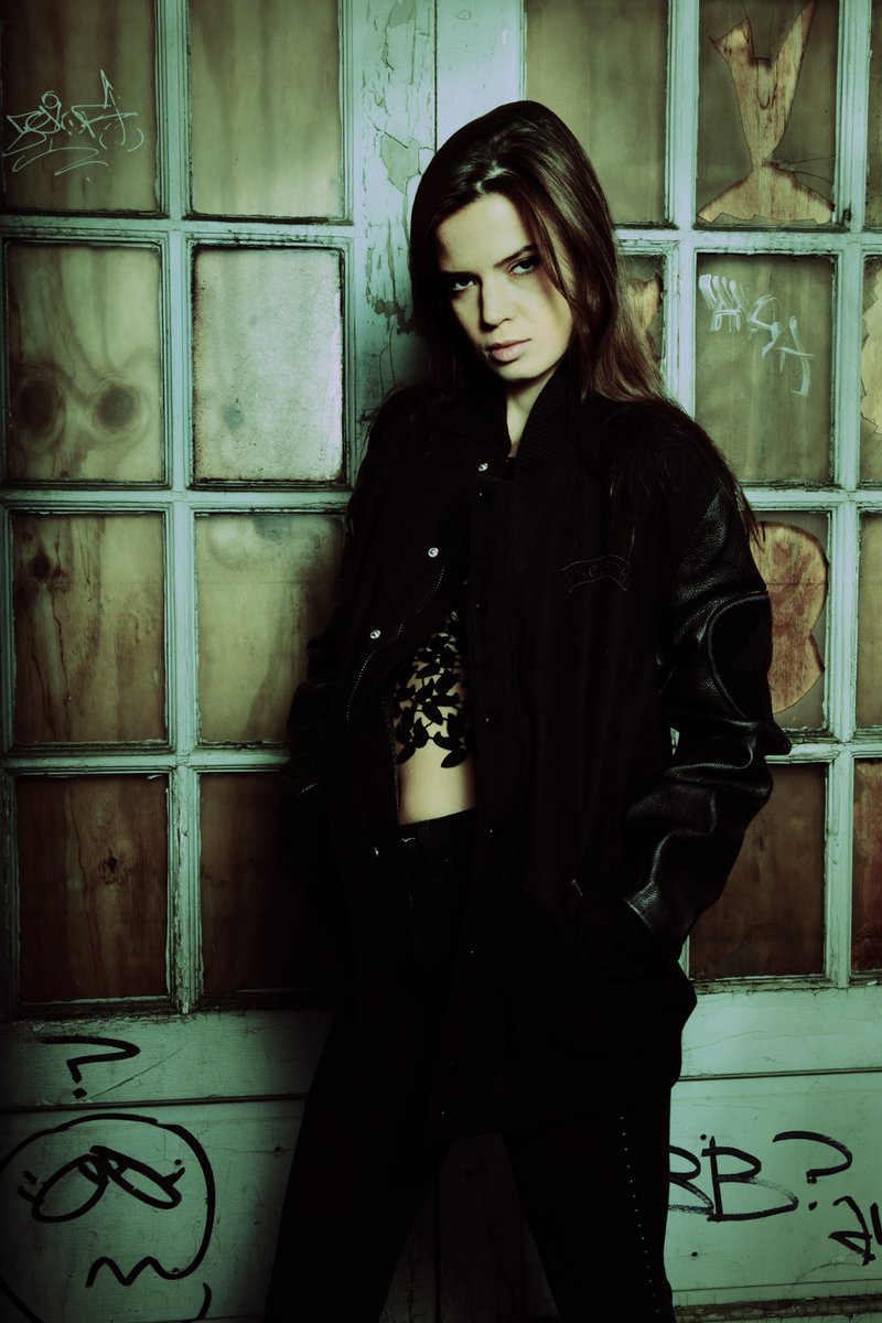 Look like the innocent flower,
But be the serpent under it #LadyMacbeth