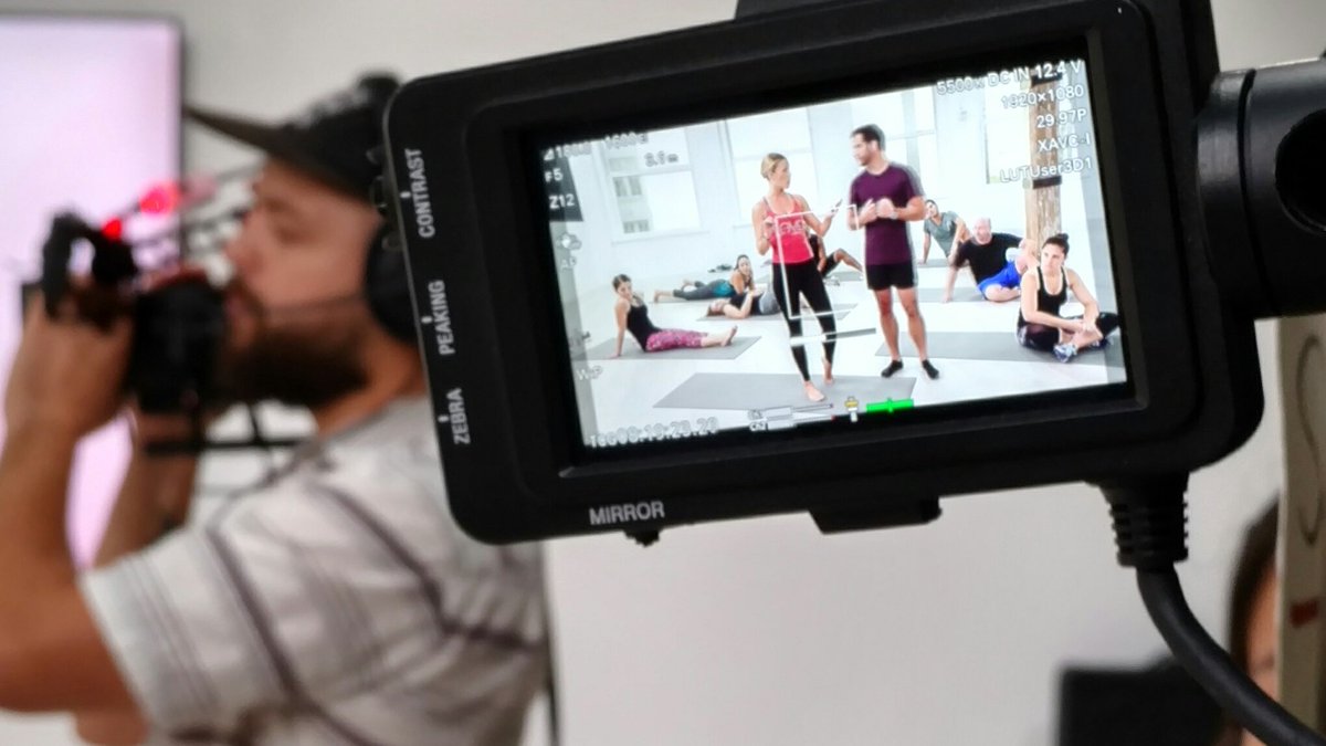 livexproduction's tweet photo. .@InYourPaceFit leads @dailyburn w @jdroberto today - focus on balance and strength https://t.co/SF7GhwC0tA