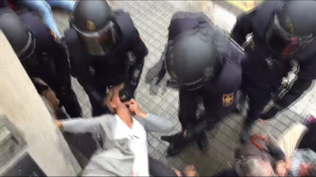 Els Mossos reben més de 500 denúncies per les càrregues policials de l'1-O bit.ly/2xjn7u2