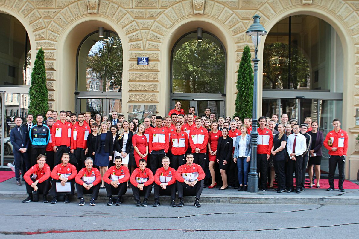 Teamfoto mit den gastfreundlichen Hauswirten des Hotel Kempinski.
#nationalteam #wien #kempinski #mk #teamchef