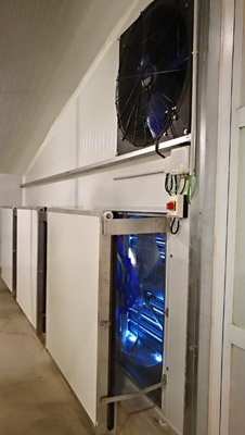 Tuffigorapidex's tweet photo. Nouveau bâtiment @Climanavas 120x16m, poulets de chair, La Bañeza, Espagne. Ventilation tunnel progressive cyclique ECBlue, brume, #avitouch https://t.co/KR7l0dxJVN