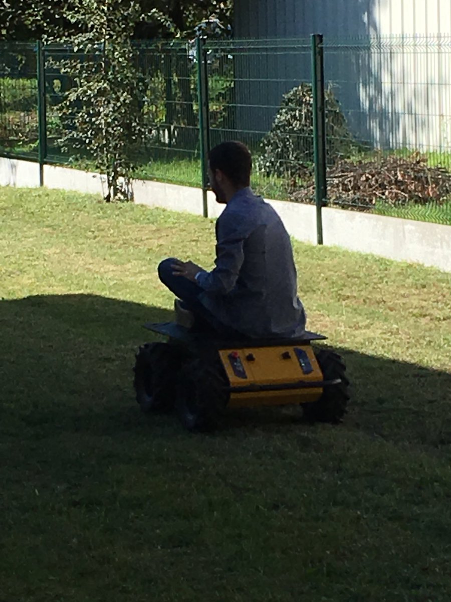 GenRob_Deutsch's tweet image. Unsere Ingenieure testen den #Husky von #Clearpathrobotics im Hinterhof :) #Dreamteam #Robotik