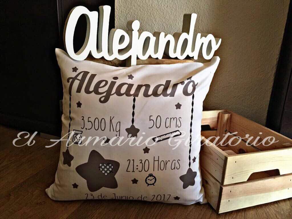 Realizado para un bebé que acaba de nacer #bautizo #babyshower ya lo tenéis disponible en nuestra tienda  elarmariogiratorio.com