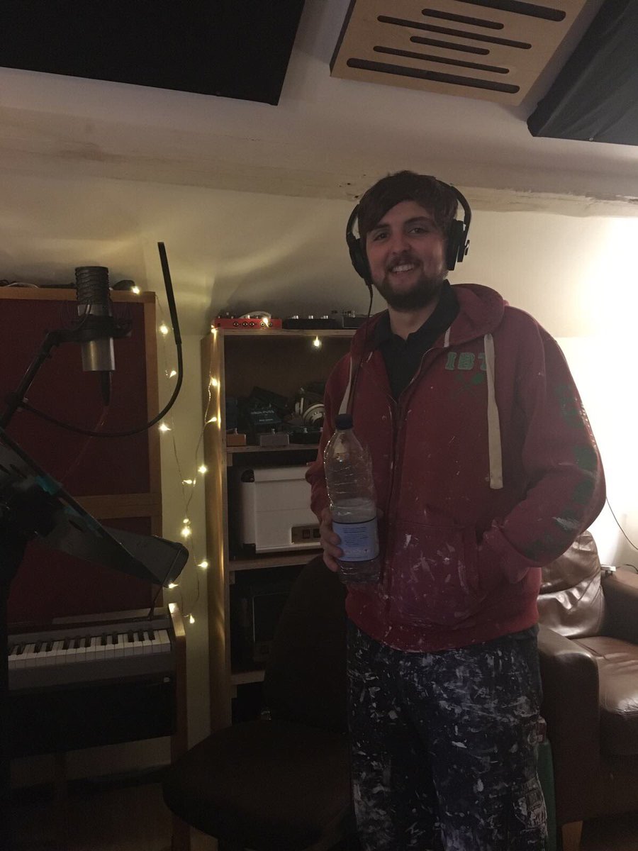 People_Poet's tweet image. Leon doing some work after work before he heads back to work... #newsongs #thepeoplethepoet #tptp #paintinganddecorating