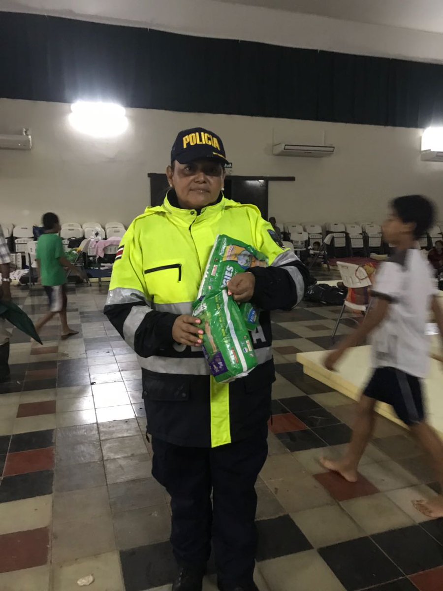 Apoyamos en la entrega de ayudas para los damnificados de las fuertes lluvias en zonas de #Guanacaste #TiempoCR #HacemosNuestroTrabajo