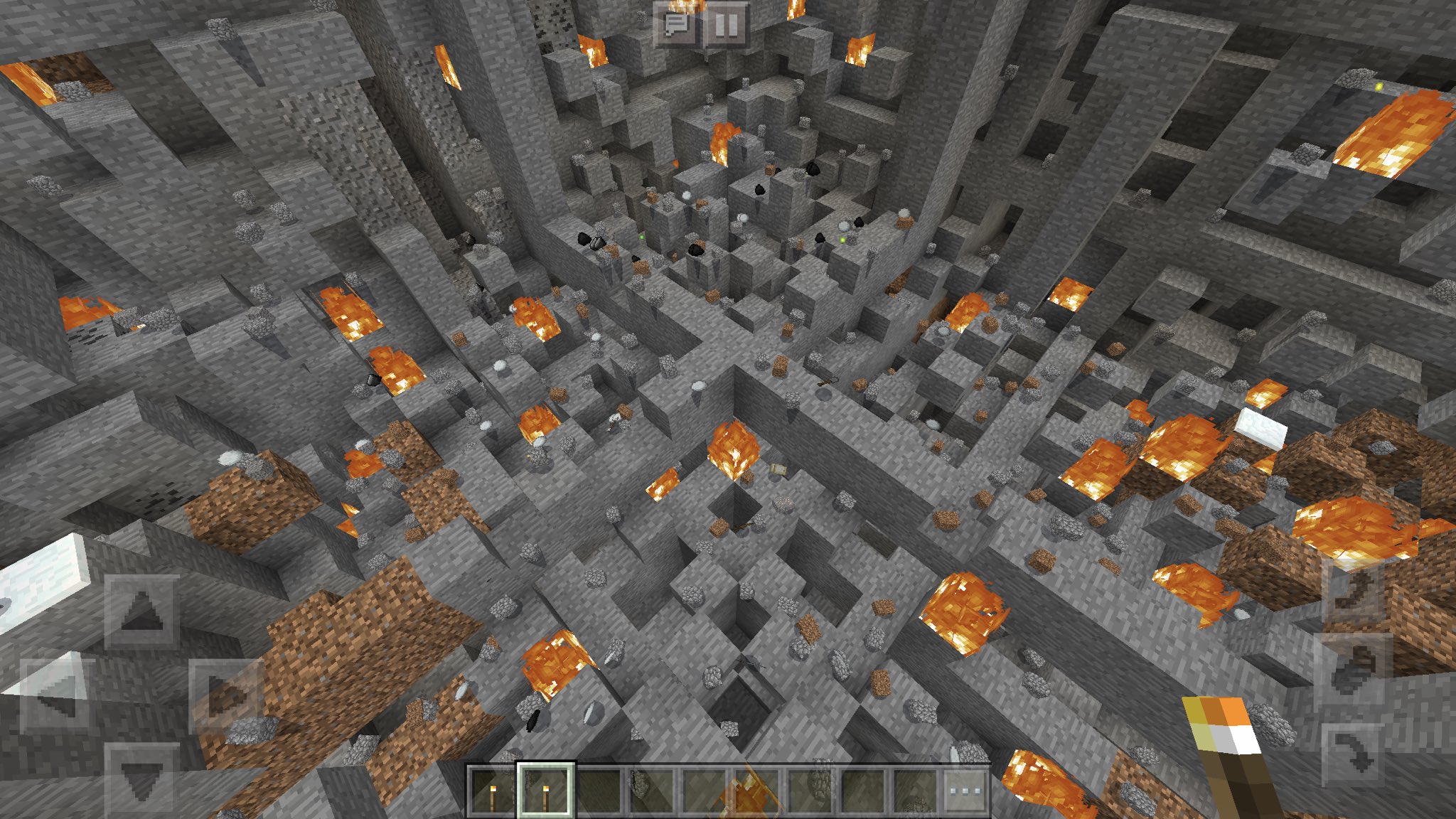 キシカン Minecraft詳しい人に聞きたいです Switchメインでやってて外出先で起動したpe版で金のヘルメット付けたスケルトン倒そうとしたらこんな大爆発食らって死にました なんですかこれww Minecraft マイクラ マインクラフト Pe クリーパー