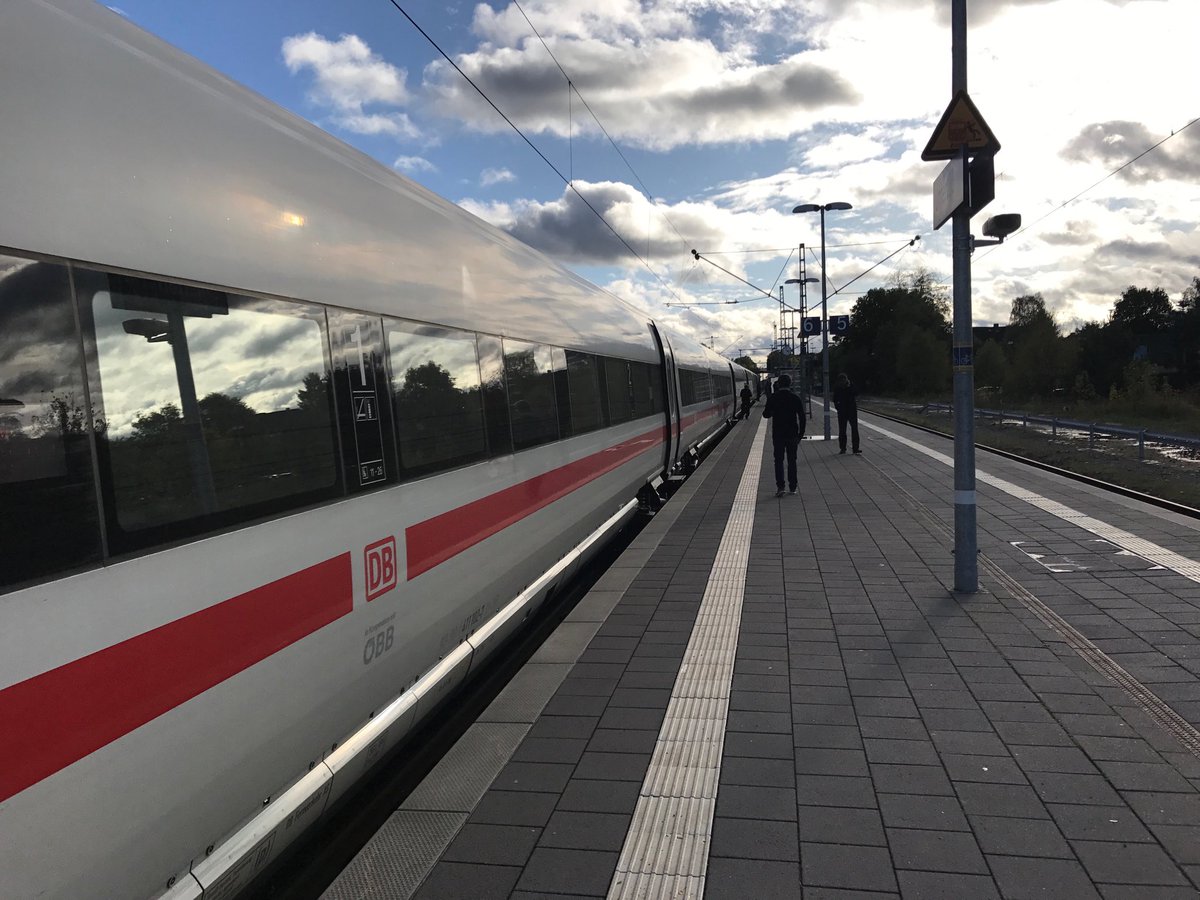 Bahn-Chaos durch Orkan Xavier, seit 90 Minuten stehen wir in der Lüneburger Heide. Getränke??? #Bahn <a href="/DB_Info/">Deutsche Bahn Verkehrsmeldungen</a>
