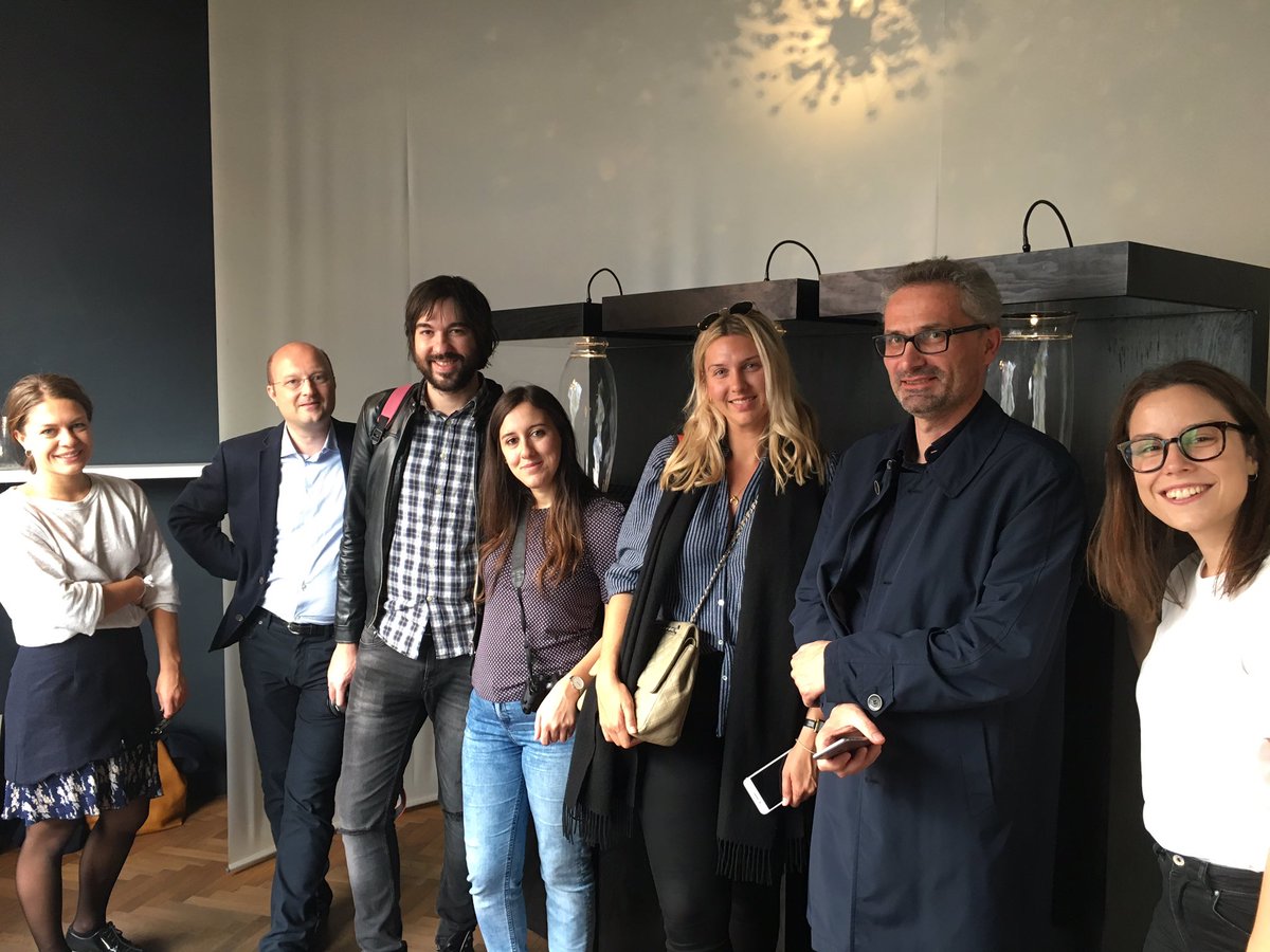 _vienna_info_'s tweet image. International influencers exploring Vienna&apos;s design scene #watervases #viennadesignweek #vdw2017 #lobmeyr