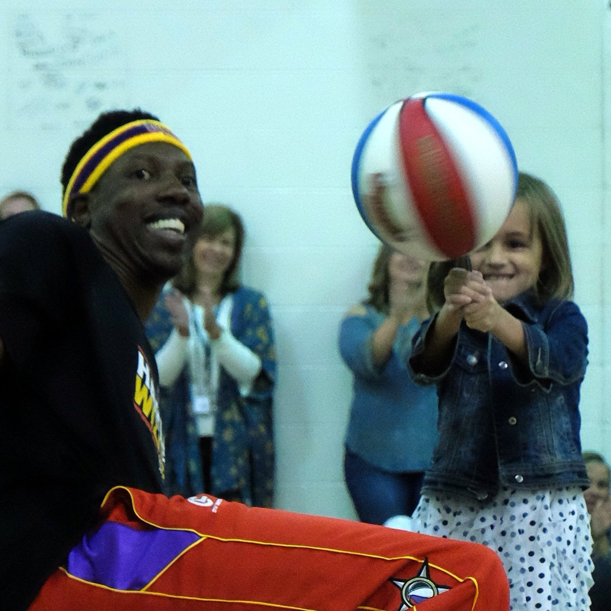 oakgrovebraves's tweet photo. "It is THIS easy!"  1st grader with Big J @HarlemWizards. Game tonight at 7pm @StarrsMillHS Gym! https://t.co/LDK74S68jY