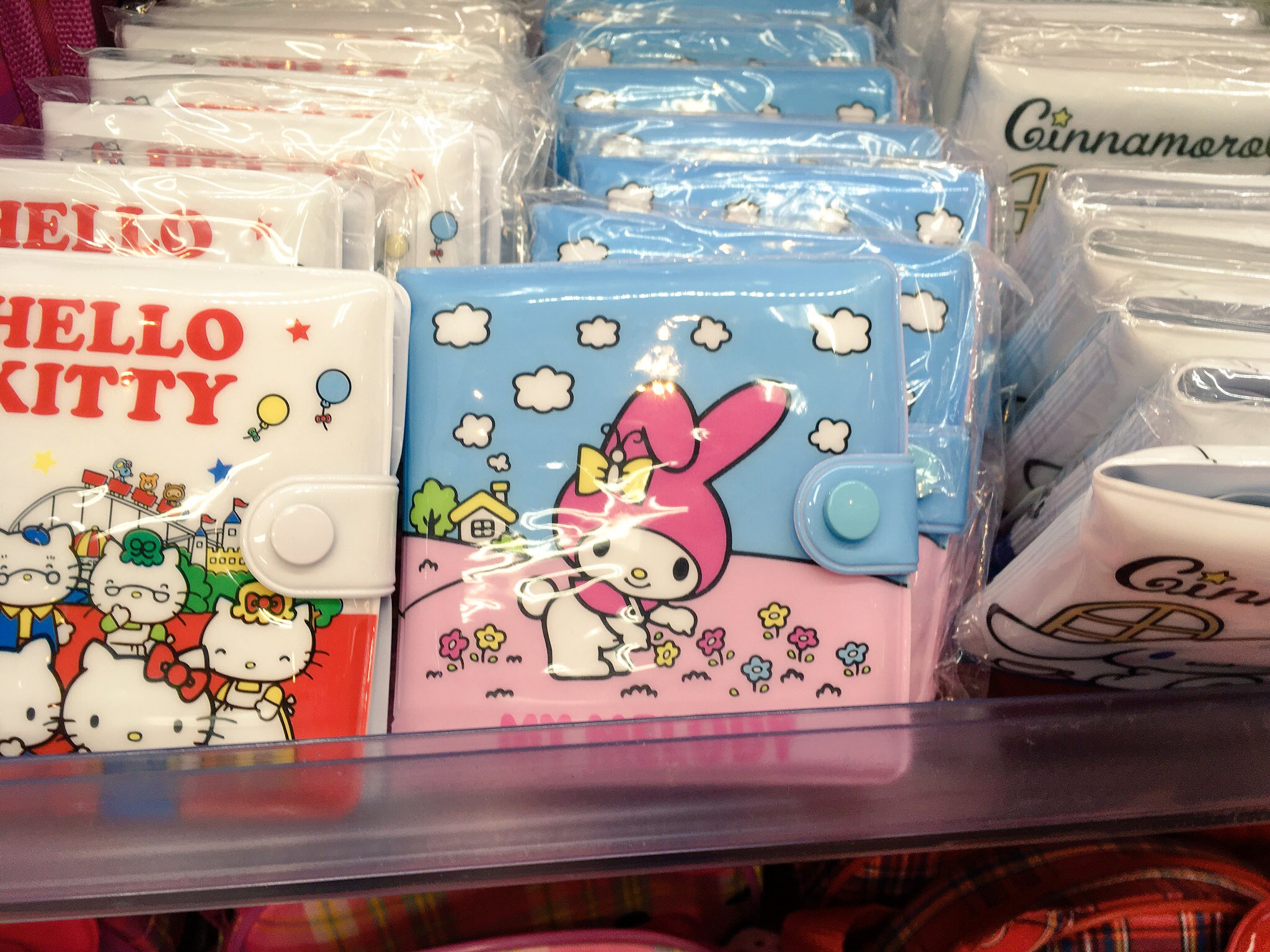 ハット王子 サンリオで 懐かしのビニールの財布 売ってたんだけど デザインがバツ丸か タキードサムあったら 買ったのにー T Co 8q0zqjyqtw Twitter