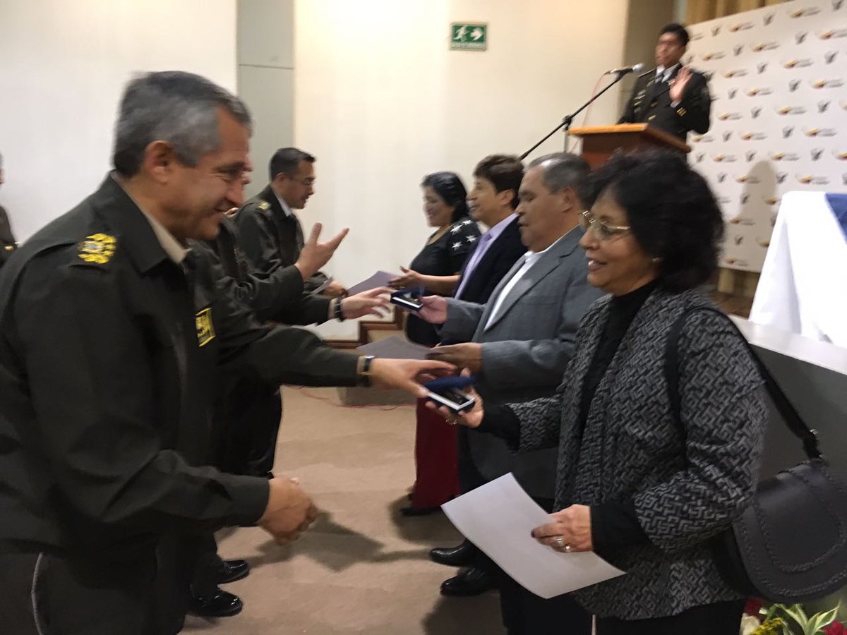PoliciaEcuador's tweet photo. El aporte ciudadano es fundamental y hoy reconocemos su valía para el trabajo policial. #DistEEspejo #DMQ https://t.co/31bPQvIVXX