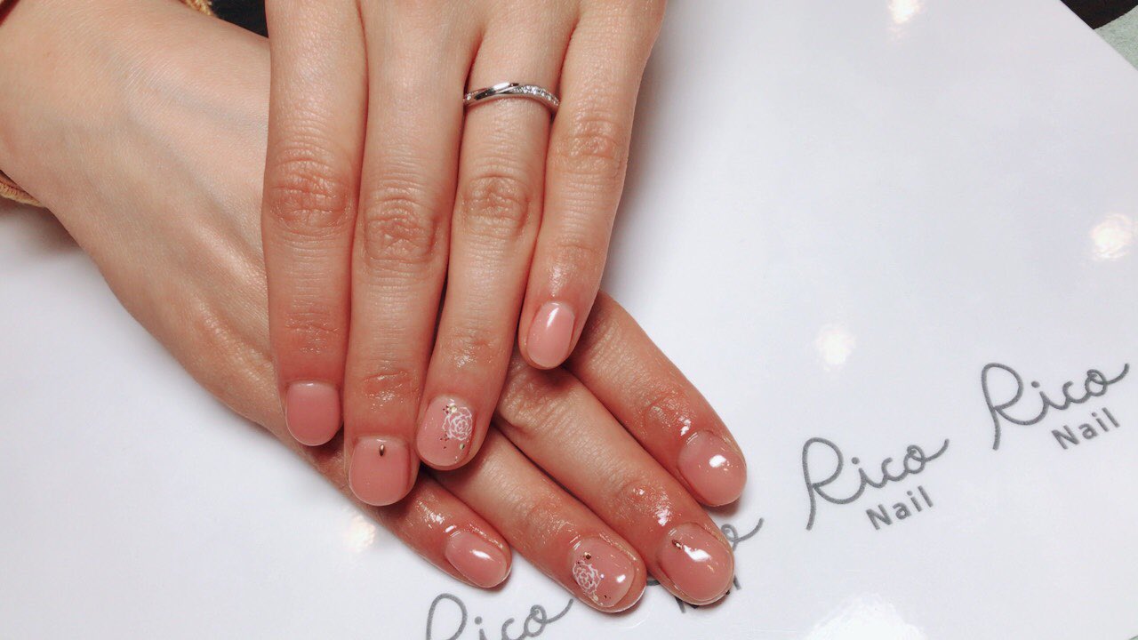 Rico Nail Twitterren ブライダルネイル シンプルだけどやりたいことを詰め込み カラードレスにぴったりなデザインになりました 担当 鈴木 3 960 シェラックネイル ブライダルネイル ピンクベージュ ペイントアート シンプルネイル ブローチェリコ