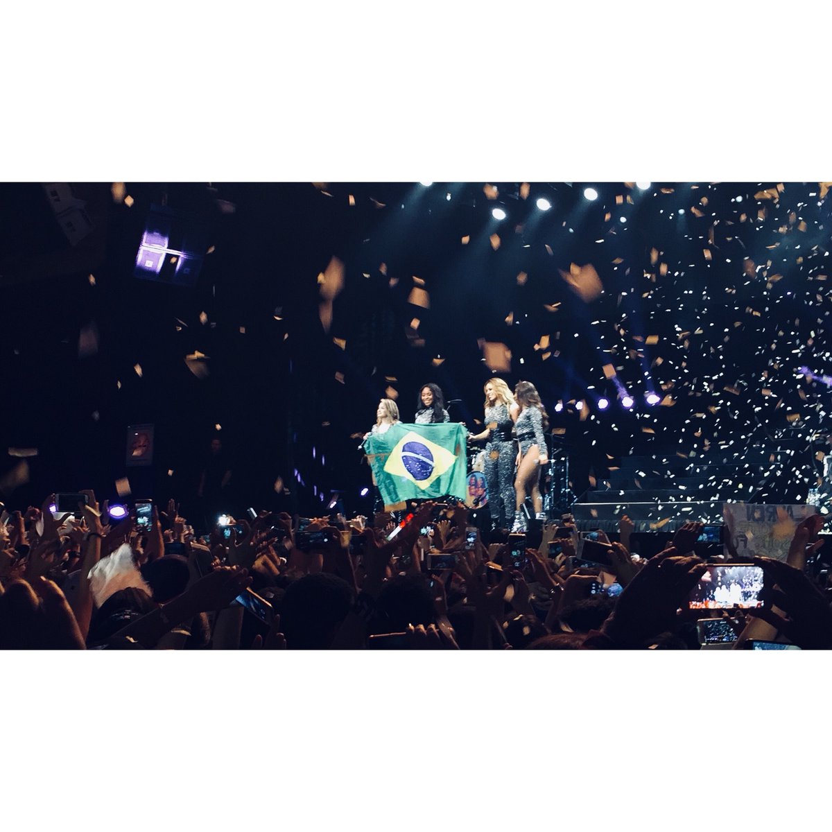 jamespeterhxi's tweet photo. Só tenho a agradecer por melhor noite da minha vida 💙 um sonho realizado na companhia dos melhores ❤️ #PSABeloHorizonte @FifthHarmony https://t.co/YLFMCq8vbT