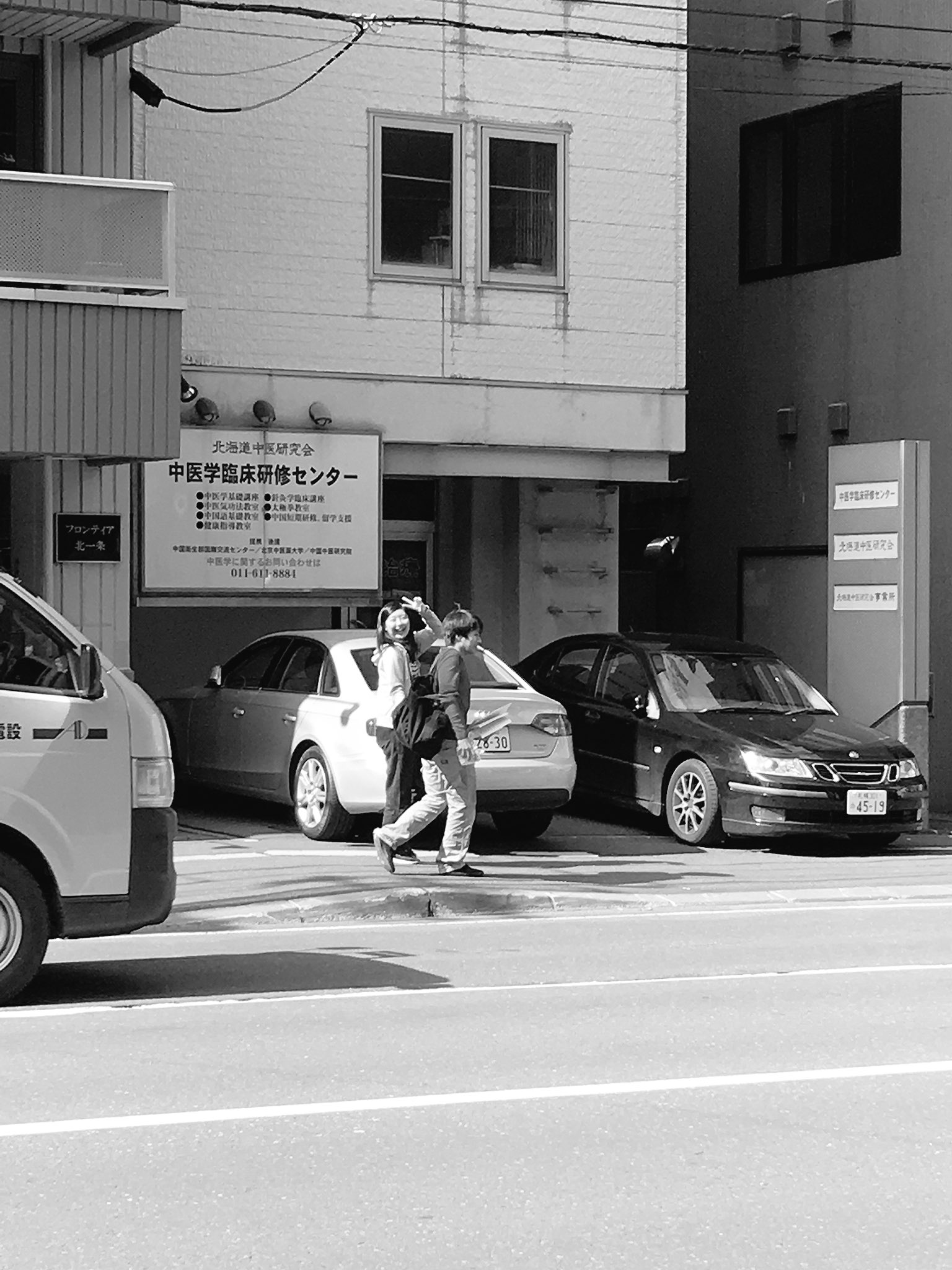 れん 今日のフライデーです あーりん Amp ネイマール熱愛発覚 パパラッチに気づき2人はすぐ車の陰に消えて行きました T Co 1ma6dymqbt Twitter