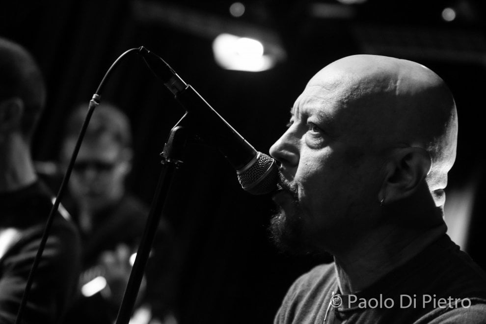 Webnotte's tweet photo. #WebnotteRewind Lunga vita alla "Contessa" dei #Decibel di @enricoruggeri https://t.co/a8ayTFzfYf https://t.co/zBa3qUFNdE