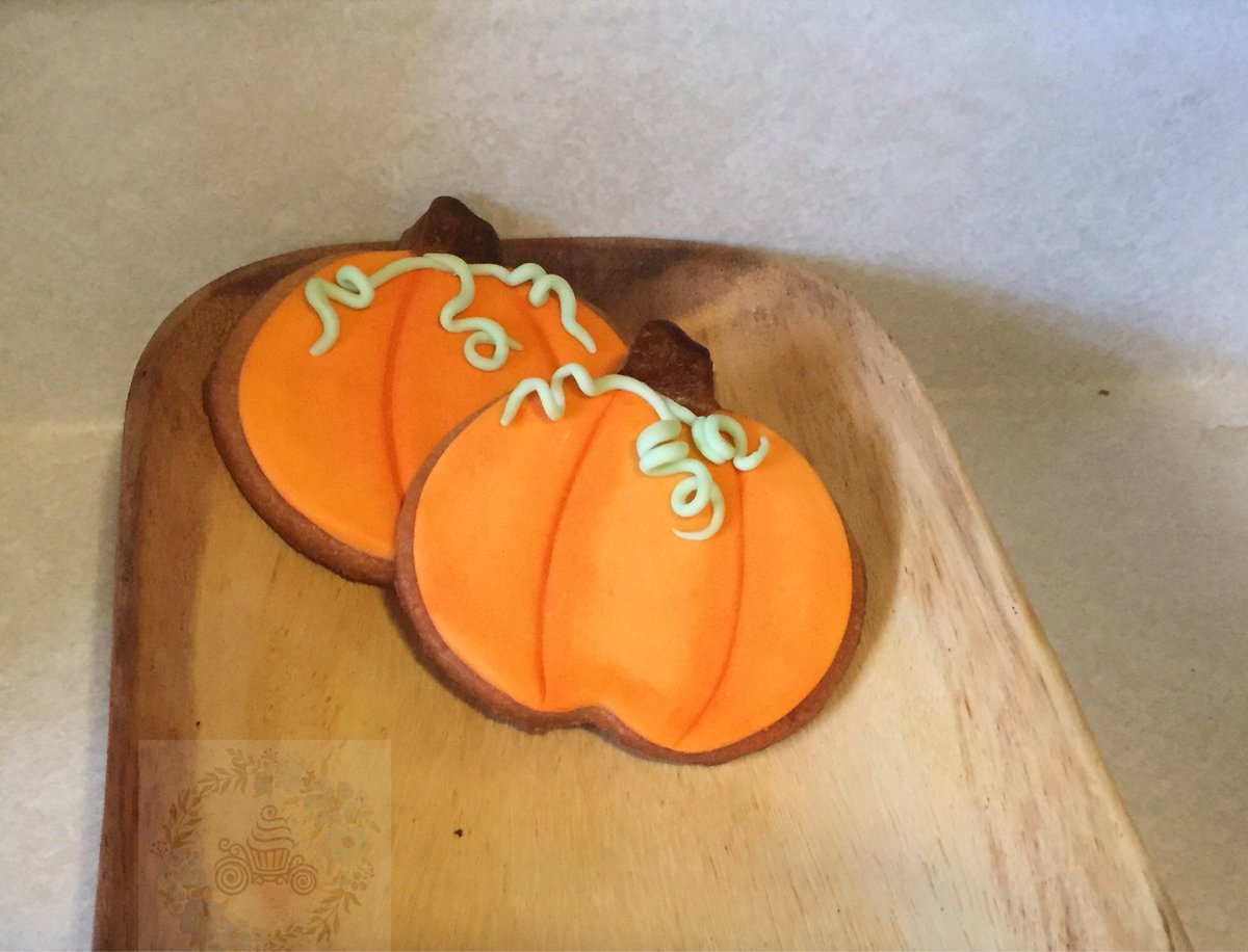 CarriageBakeshp's tweet photo. These cute little #pumpkins are getting all wrapped up to be brought to Back Door Gallery in #DowntownFredericksburgVA #fallishere #pumpkin https://t.co/1w3l4oekA4