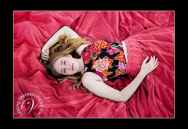 vikibunch's tweet image. Proud to call her my daughter! #seniorportraits #lastingimpressionsbyviki