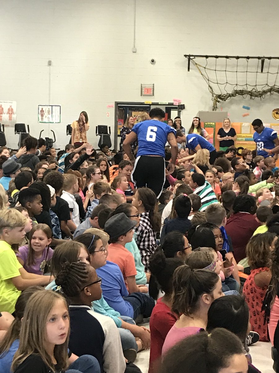 perry5th's tweet photo. Thank you @MCHS_Fball and cheerleaders! @westhillstigers πs our Tigers! #climb #beatgiles #Homecoming https://t.co/wsqrSYM4EI